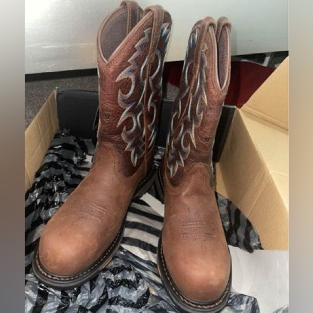 Ariat Women Size 8 Work Boots. Brand new.